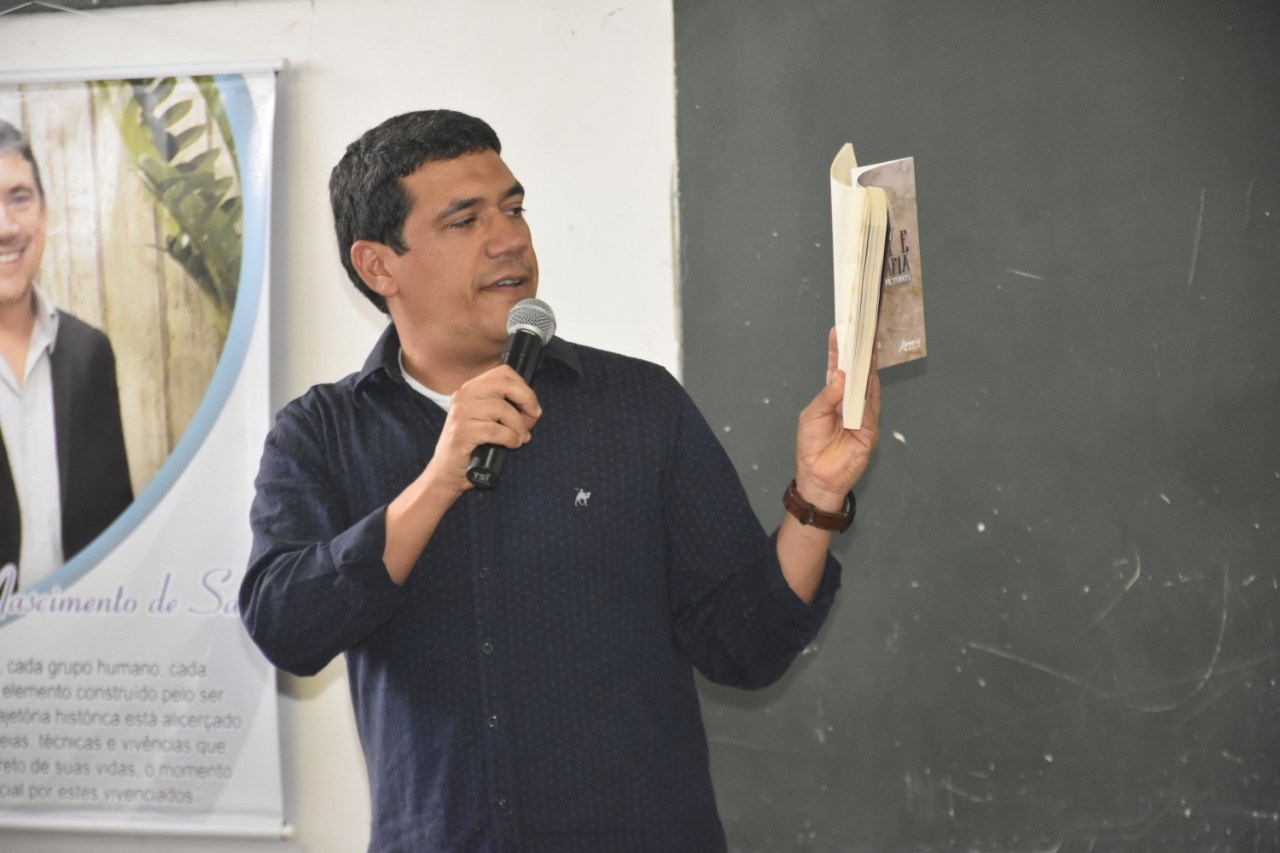 Camacã: Projeto Encontro com Escritor visita o Grupo Escolar Luíza Vargens

